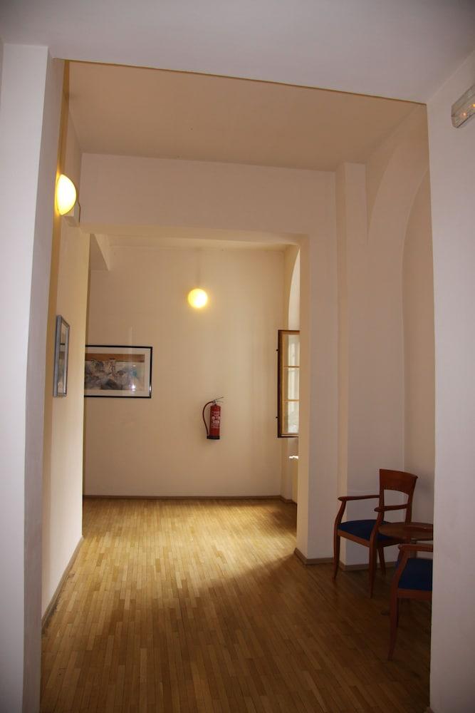 The Botanist Apart Otel
